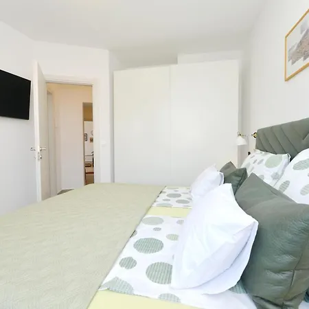 Junona - Poluotok Na Dlanu